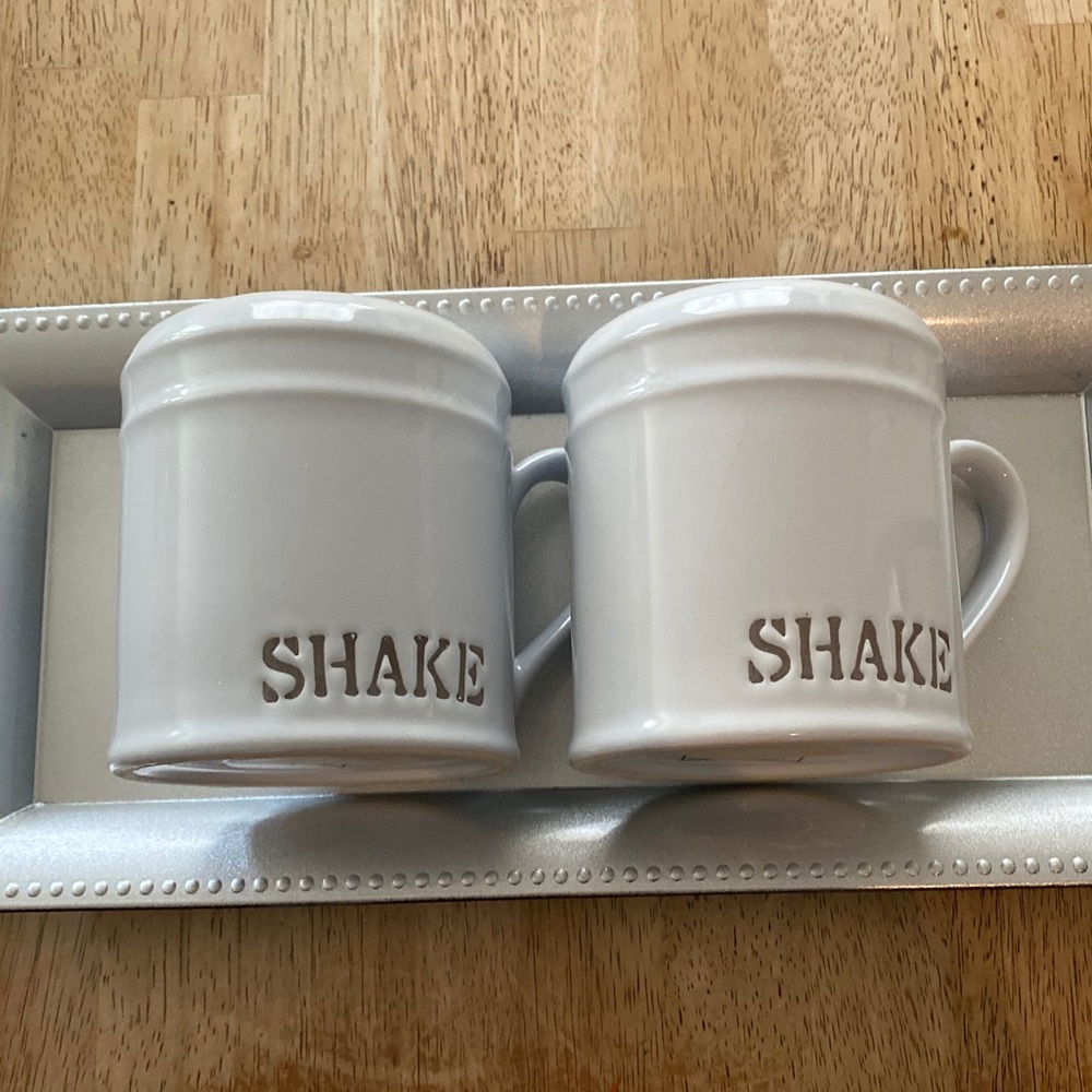 🧁 (2) CERAMIC SHAKERS